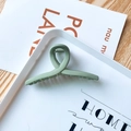 Grande pince à cheveux vert Morandi mate avec design torsadé et ressort métallique - Croisé / Vert Solide