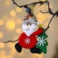 Adorno colgante de Papá Noel de peluche con árbol verde y gorro festivo a cuadros - Papá Noel Abrazando Árbol