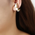 Ear cuff placcato oro 18K in stile francese con perline in smalto bianco su modella - Smalto Bianco Oro