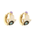 Makroaufnahme von Hamsa-Ohrringen mit Emaille-Augen und lila Kristallverzierungen - Lila Hamsa-Hand / Gold