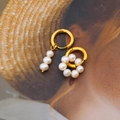 Elegante Goldene Ohrringe mit natürlichen Süßwasserperlen im französischen Vintage-Stil - Asymmetrisch