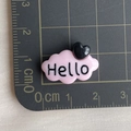 Détail d'une breloque nuage rose en résine avec texte Hello noir et petit cœur noir - 1* Fond De Teint + Noir Hello