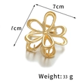 Detail showing dimensions 7x7cm and weight 33g of the golden flower hair claw clip - Large / Gold