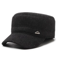 Gorra de invierno para hombre con orejeras y detalle de logotipo metálico de montaña - Negro