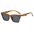 Gafas de sol ojo de gato con montura de carey y lentes gris oscuro sobre fondo blanco puro - Carey
