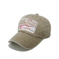 Dettaglio del ricamo America e del tessuto lavato vintage sul cappellino da baseball - Cachi