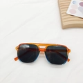 Détail de lunettes pilote carrées avec monture dégradé orange-bleu et verres foncés - Mode Dégradé / Orange