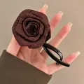 Barrette à cheveux rose marron foncé élégante avec un design de pince banane torsadée - Pince Torsadée Rose en Tissu / Marron