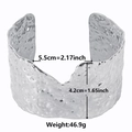Dettaglio dell'ampio bracciale in metallo argentato con finitura martellata e dimensioni - Color Acciaio