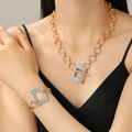 Set collana e bracciale a catena cubana dorata con chiusura quadrata in cristallo - Set collana e bracciale con strass quadrati (DZ-557+DZ-701)