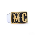 Anello sigillo maschile con lettere MC dorate e smalto nero in stile motociclista - US 11 / Faccia d'Oro