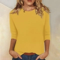 Detalle de camiseta amarillo mostaza para mujer con manga 3/4, cuello redondo y tejido suave - Amarillo