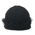 Bonnet en maille noire avec bords effilochés au style urbain rétro sur fond blanc pur - M (56-58cm) / Noir