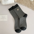 Calze da donna in cotone a righe nere e grigie con grazioso ricamo a forma di orso - Taglia unica / grigio scuro