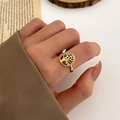 Goldener Lebensbaum Ring mit funkelnden Zirkonia Kristallen getragen von einem Modell - Gold Lebensbaum Zirkonia Ring (Hell KC Gold 4901)