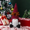 Gnomo de Navidad nórdico con astas de reno sentado en una decoración festiva nevada - Gnomo sentado sin rostro (sombrero de astas)