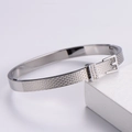 Dettaglio di un bracciale con fibbia a cintura in argento e strass micro-pavé - Color Acciaio
