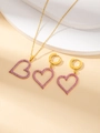Dettaglio del set di gioielli in titanio con cuori traforati e pavé di cristalli rosa - Set collana e orecchini (Set 7)