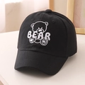 Detail der süßen Bärenbestickung und BEAR-Schriftzug auf einer schwarzen Kinderkappe - Schwarz (Bear)