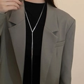 Minimalistische Y-förmige Schlangenkette in Silber, getragen über Business-Kleidung - 1.1m Schiebe-Flachkette / Silber