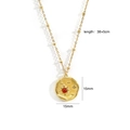 Detail van 14k gouden ketting met stervormig gegraveerde hanger en rode edelsteen - Zon Patroon Munt / Rode agaat