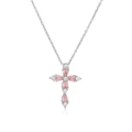 Dettaglio macro del ciondolo a croce con cristalli rosa a goccia e zirconi bianchi - Colore Platino Zirconia Rosa