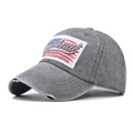 Detailansicht der grauen Baumwoll-Baseballkappe mit amerikanischem Flaggen-Patch - Grau