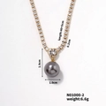 Dettaglio della collana con ciondolo di perla con dimensioni 40+5cm e peso di 6,6g - Collegamento a Cuore Perla Rotonda Grigio Scuro (N01000-2)