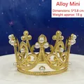 Dettaglio di mini corona in lega dorata con perle bianche, dimensioni 5x3,8 cm per capelli - Lega Perla Mini Oro