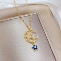 Lussuosa collana dorata con ciondolo stella luna e occhio blu su sfondo di seta elegante - Stile Stella Luna Occhio del Diavolo (D417)