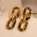 Dettaglio orecchini a catena in acrilico tartarugato con raffinati inserti in oro - Orecchini a Doppio Anello con Stampa Leopardata / Perno per orecchini in argento - Caffè