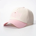 Dettaglio del ricamo Wifey con cuore sulla tesa rosa del cappellino di cotone - Bianco Sporco e Rosa
