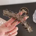 Eleganter großer Haarklammer aus durchscheinendem tee-braunem Harz mit Blumenmuster - 13cm / Dunkelgrau