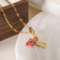 Goldkette mit flachen Gliedern, rotem Emaille-Koffer und graviertem Rechteck-Anhänger - Roter Koffer-Stil