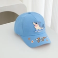 Dettaglio cappellino da baseball in cotone blu con patch squalo 3D e motivo a stelle - 52cm (3-6 Anni) / Blu