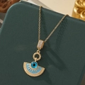 Gros plan du pendentif œil maléfique en éventail doré avec émail bleu et strass brillants - A30 - Or