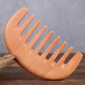 Handgefertigter Massagekamm aus Sandelholz mit ergonomischem, gebogenem Holzgriff - Pfirsichholz Grobzinkiger Kamm