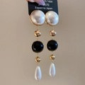 Dettaglio di orecchini pendenti vintage in oro 18k con perle bianche e perline nere - Perno in Argento-Bianco-Nero (Placcato Oro 18K)