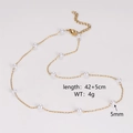 Detalle de cadena dorada de 42+5cm con perlas blancas de 5mm en un collar minimalista - Estilo Perla 5mm