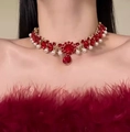 Gros plan du collier en zircon rouge et perles avec pendentif en forme de poire - Collier en imitation zircon rouge