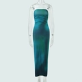 Detailopname van blauw-groene kleurverloopstof met plooien op een slanke maxi-jurk voor dames - S / Groen