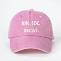 Roze gewassen katoenen honkbalpet met witte IDK IDC IDGAF borduring in retro stijl - Eén maat / Roze
