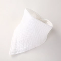 Détail du bavoir en mousseline de coton blanc montrant le tissu texturé et le bouton pression - Blanc