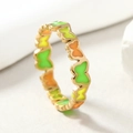 Dettaglio ravvicinato di anelli a farfalla dorati con intarsi in smalto colorato lucido - US 7 / Oro + Verde