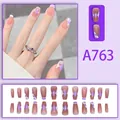 Detalle de puntas francesas de cuadros morados y set de 24 uñas con forma de ataúd - Estilo de Empalme Francés Rombo Púrpura (A763)