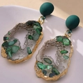 Orecchini a cerchio irregolari con pietra verde smeraldo e finitura in metallo dorato - Verde