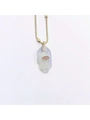 Detail van Hamsa-handhanger met roze boos oog aan een gouden ketting sieraad. - Wit