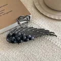 Elegante pinza per capelli a cigno con cristalli neri e ali sfumate in metallo - Nero