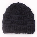 Nahaufnahme des dunkelblauen Strickmusters und der elastischen Rippenstruktur der Babymütze - Marineblau