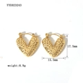 Détail des boucles d'oreilles cœur en plaqué or 18K avec fini martelé et dimensions précises - Style Coeur Martelé (YYE023243)